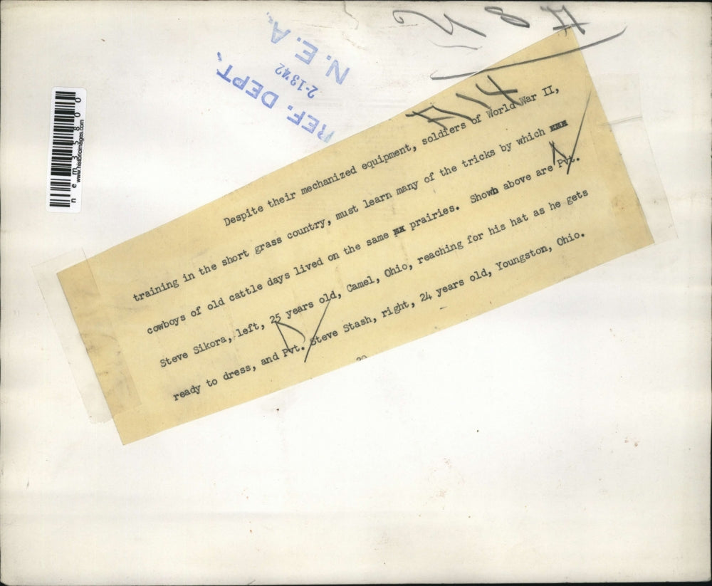 1942 Press Photo Pvt Steve Sikora, Pvt Steve Stash at training camp - nem35800