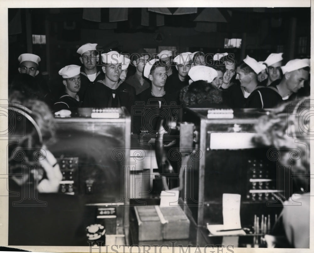 1945 Press Photo Sailors Just Home From Pacific with 3rd Fleet Stampede Phone
