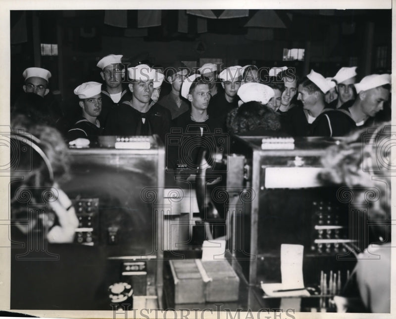 Load image into Gallery viewer, 1945 Press Photo Sailors Just Home From Pacific with 3rd Fleet Stampede Phone
