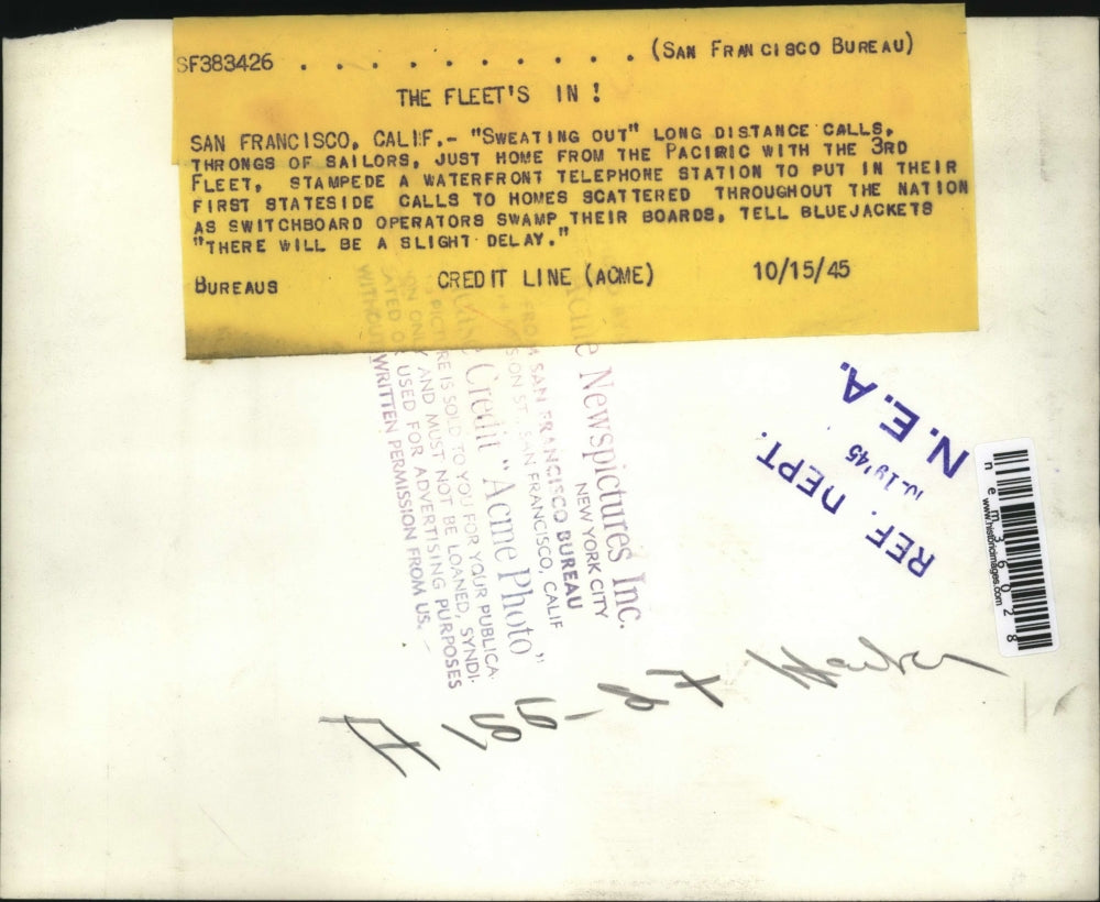 1945 Press Photo Sailors Just Home From Pacific with 3rd Fleet Stampede Phone