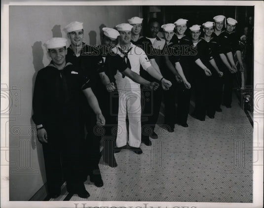 1950 Press Photo Shipmates Respond to SOS Hospital's Blood Bank - nem36130