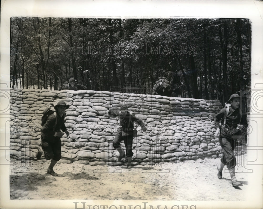 1941 Press Photo Fort Belvoir Va Army troops in training on obstacle course