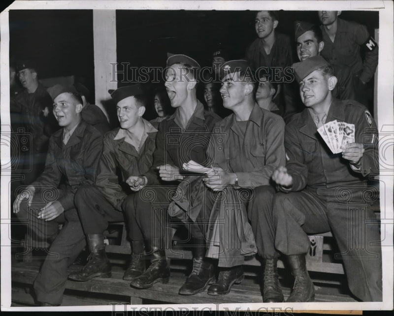 Load image into Gallery viewer, 1946 Press Photo US Army GIs at Sapporo Race Meet in Hokkaido, Japan - nem36216
