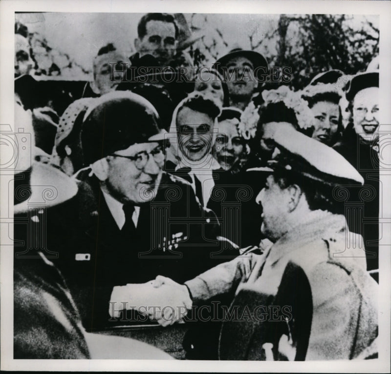 Load image into Gallery viewer, 1951 Press Photo Gen Julius Klein of IL National Guard Welcomes Gen MacArthur
