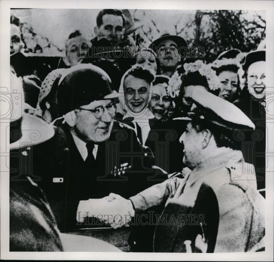 1951 Press Photo Gen Julius Klein of IL National Guard Welcomes Gen MacArthur