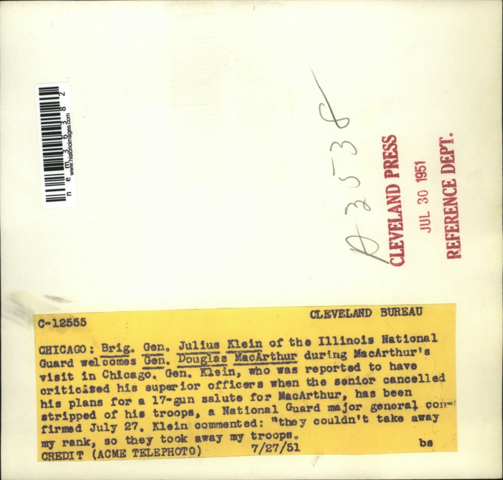 1951 Press Photo Gen Julius Klein of IL National Guard Welcomes Gen MacArthur