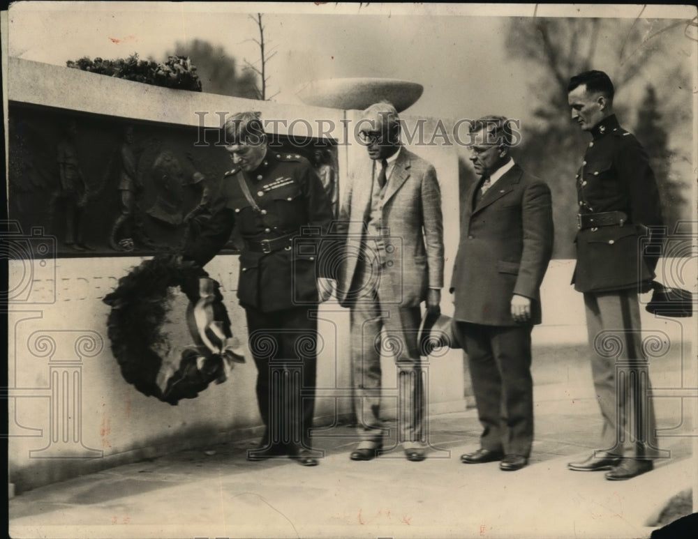 1924 Press Photo Marine Chief Maj Gen LeJeune lays wreath at Eden Park Memorial