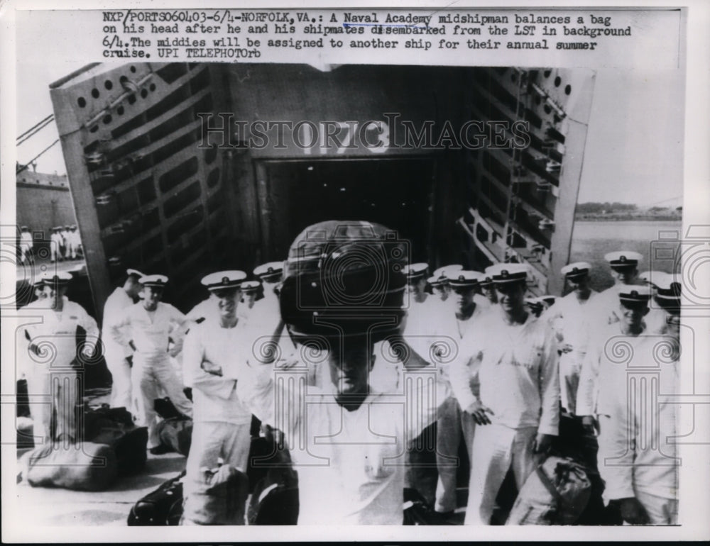 1959 Press Photo Norfolk VA Naval Academy midshipmen disembark an LST
