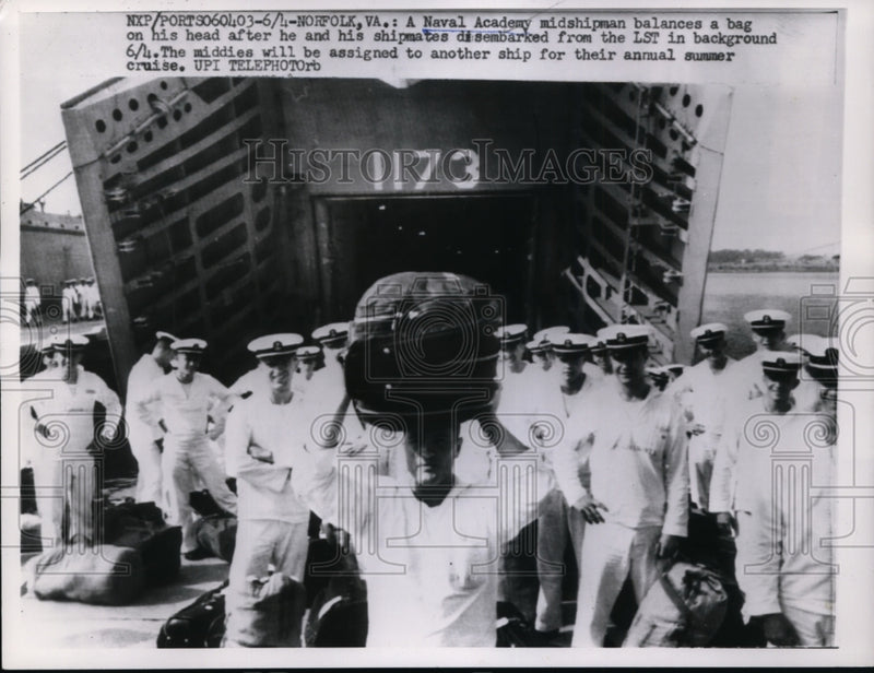Load image into Gallery viewer, 1959 Press Photo Norfolk VA Naval Academy midshipmen disembark an LST
