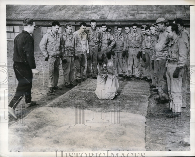 Load image into Gallery viewer, 1943 Press Photo US Army Soldiers Trained in Convalescence at England Hospital
