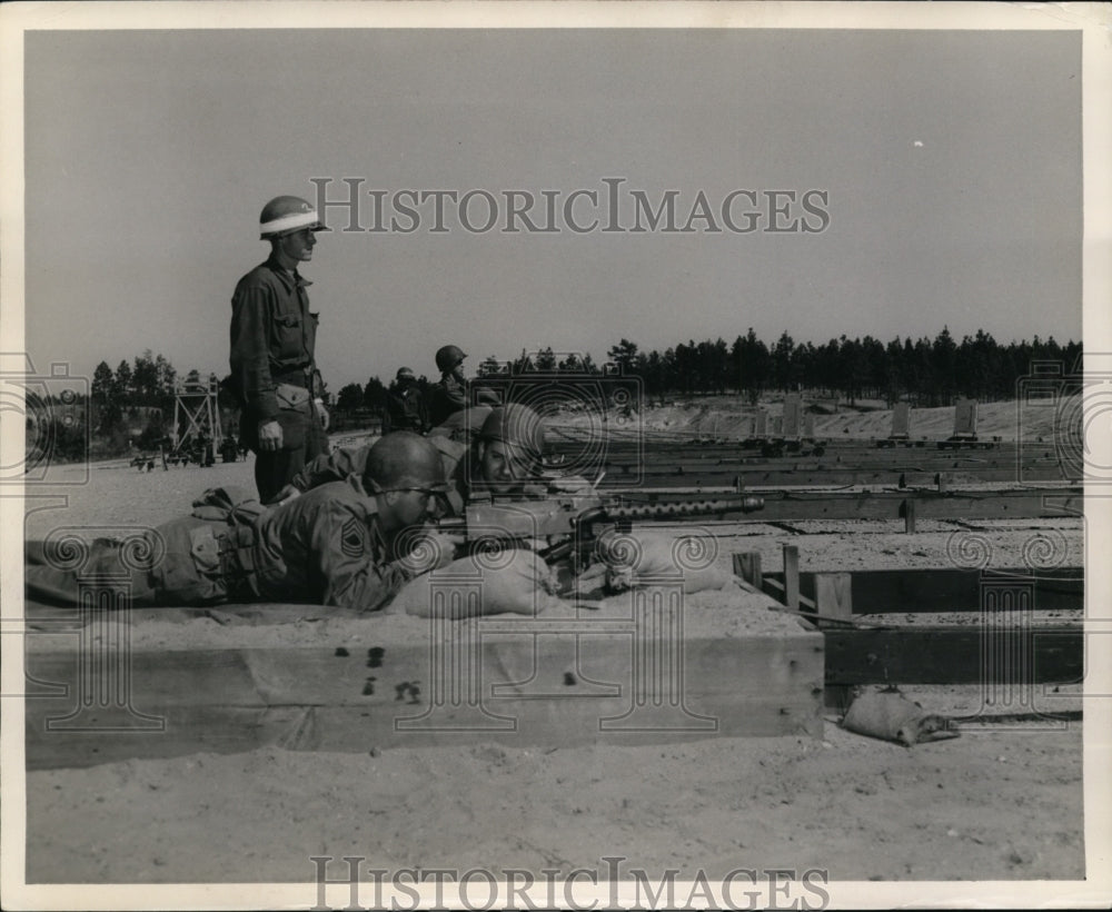 1952 Press Photo 135th Artillery at Machine Gun Range - nem36615
