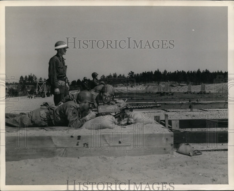 Load image into Gallery viewer, 1952 Press Photo 135th Artillery at Machine Gun Range - nem36615
