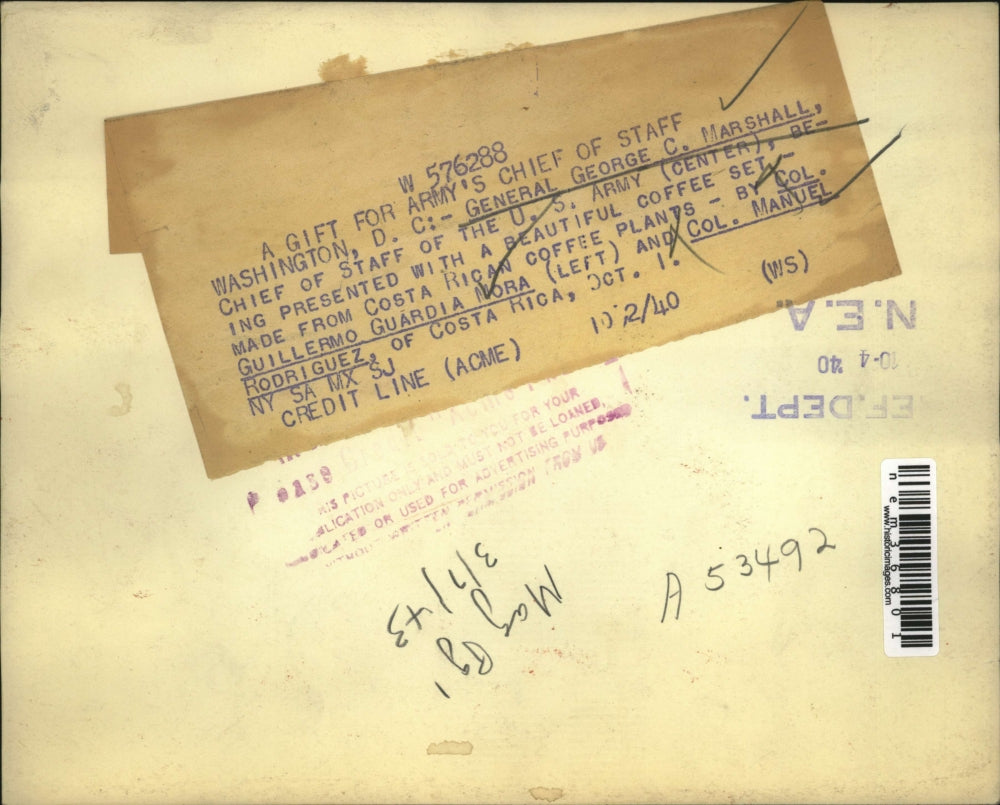 1940 Press Photo Gen George Marshall Presents with Costa Rican Coffee Set