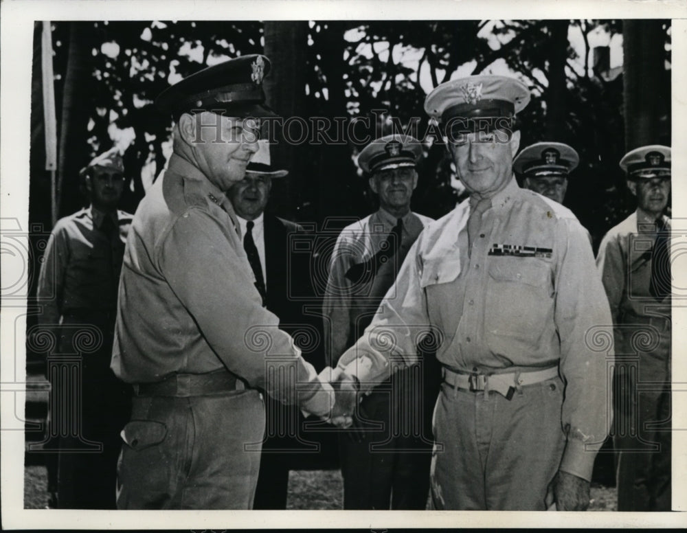 1943 Press Photo Honolulu HI Lt Gen Delos Emmons greets Lt Gen RC Richardson