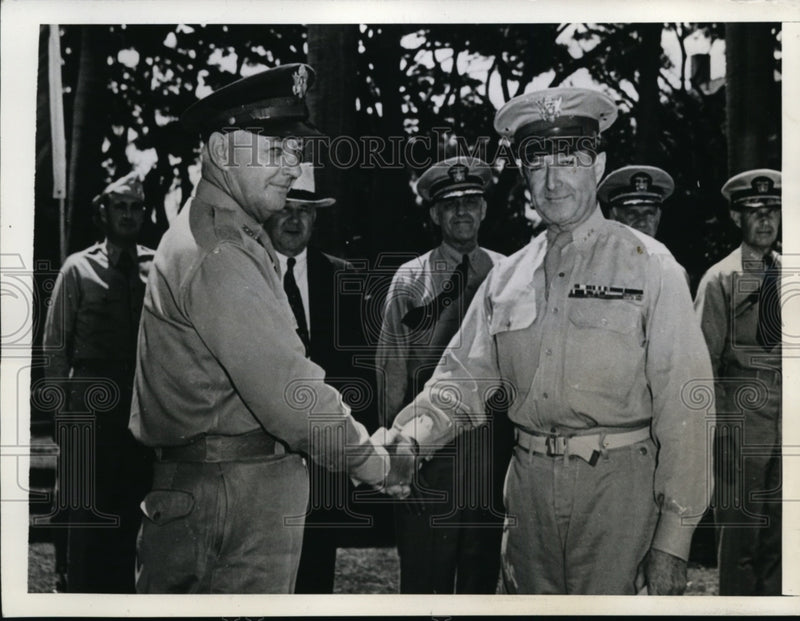 Load image into Gallery viewer, 1943 Press Photo Honolulu HI Lt Gen Delos Emmons greets Lt Gen RC Richardson
