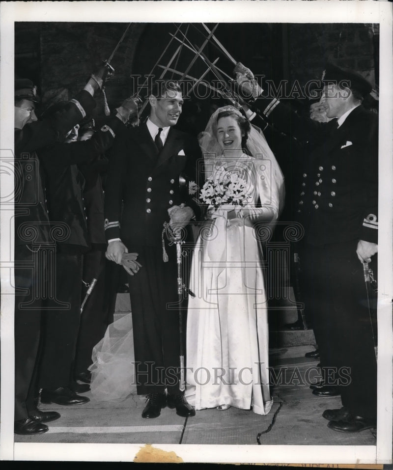 Load image into Gallery viewer, 1942 Press Photo Germantown PA Lt Phillip May weds Kathleen Benbow - nem37066

