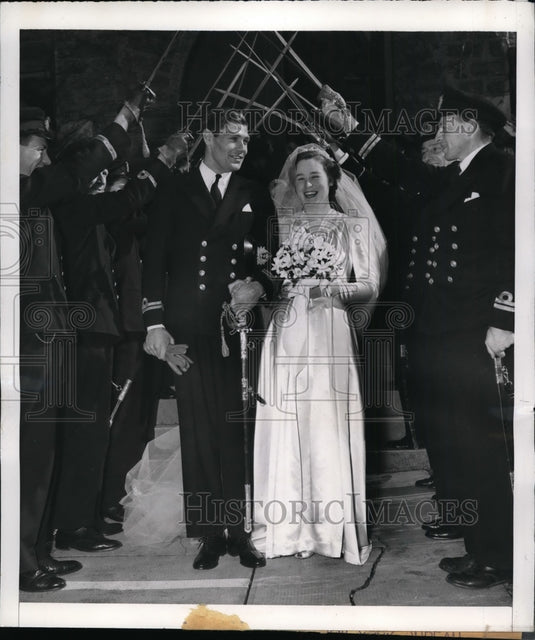 1942 Press Photo Germantown PA Lt Phillip May weds Kathleen Benbow - nem37066