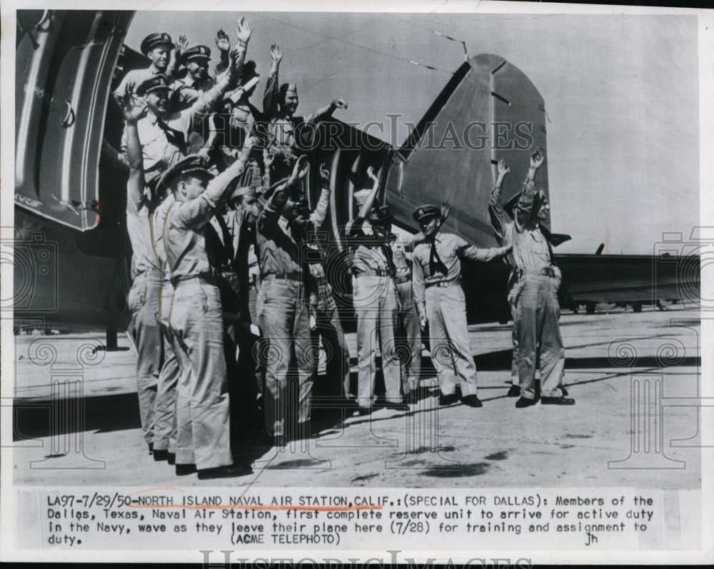 1950 Press Photo North Island Naval Air Station CA Dallas reserve unit arrives- Historic Images