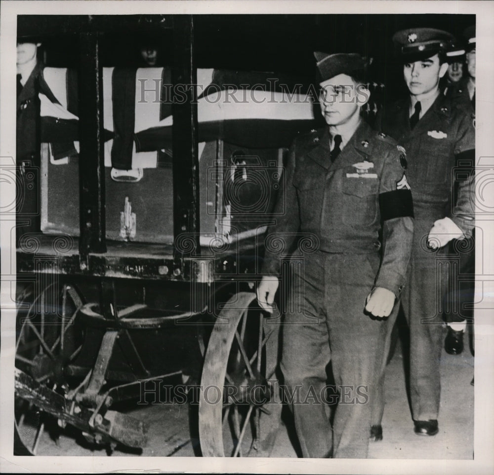 1951 Press Photo Chicago Cpls Richard & Henry Needham & casket of brother John