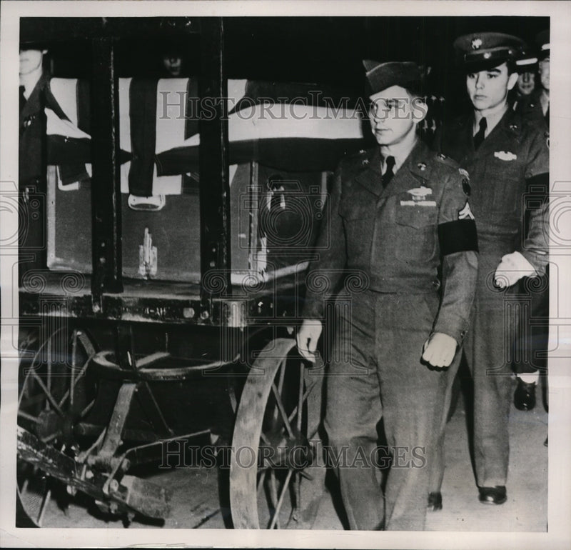 Load image into Gallery viewer, 1951 Press Photo Chicago Cpls Richard &amp; Henry Needham &amp; casket of brother John
