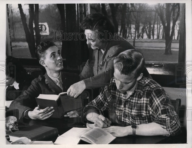 Load image into Gallery viewer, 1944 Press Photo Indianapolis Pfc Richard Huber discharged from Marines
