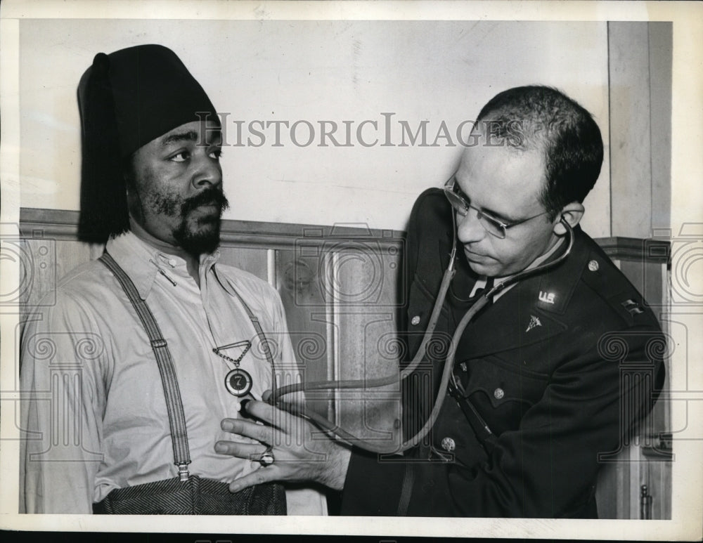 1941 Press Photo Trenton NJ Ed Stephens Bey Army medical check for service