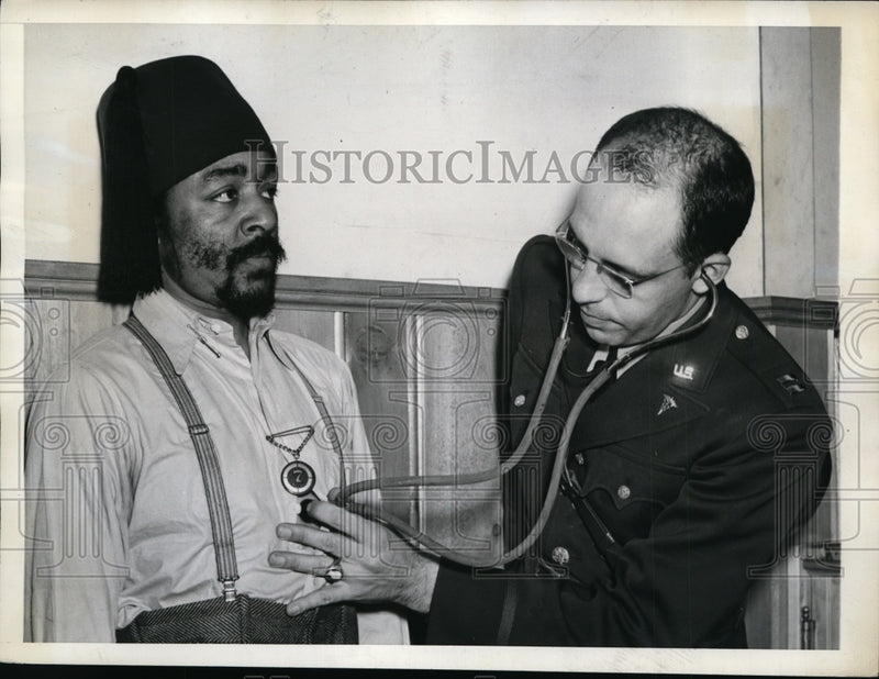 Load image into Gallery viewer, 1941 Press Photo Trenton NJ Ed Stephens Bey Army medical check for service
