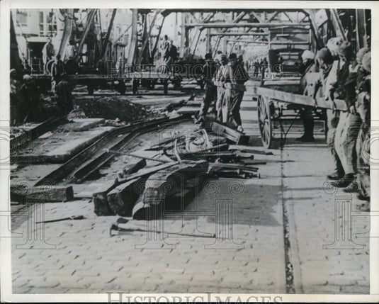 1943 Press Photo Native Workers Repair Casablanca After U.S. Bombing Attacks
