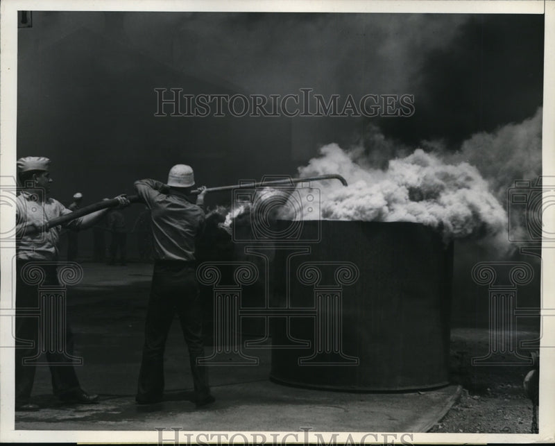 Load image into Gallery viewer, 1943 Press Photo Navy Fire Control School at a West coast base 2 man team
