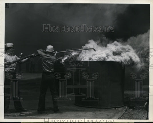 1943 Press Photo Navy Fire Control School at a West coast base 2 man team