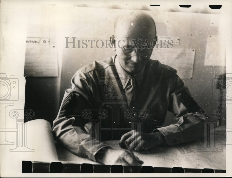 Load image into Gallery viewer, 1941 Press Photo US Army Sergeant at Fort Benning - nem37797
