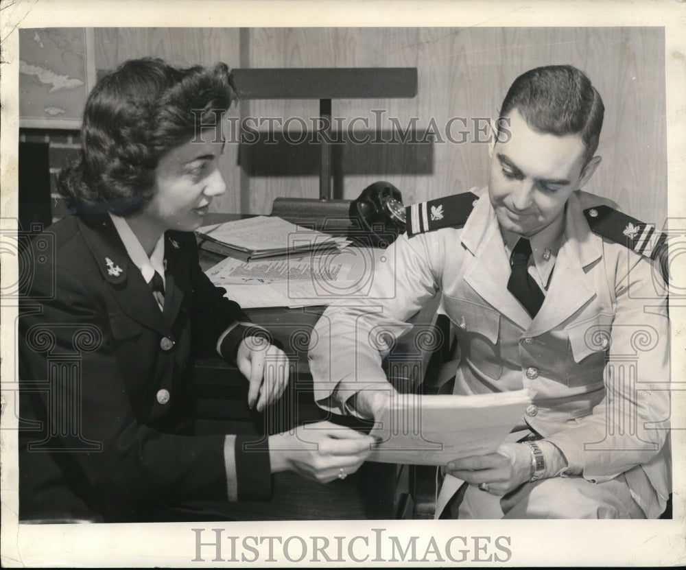 1943 Press Photo Eva Alamen Receives Her First Order From Lt Harry W. Martin