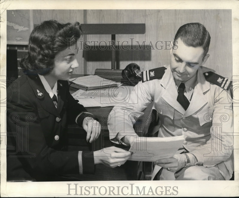Load image into Gallery viewer, 1943 Press Photo Eva Alamen Receives Her First Order From Lt Harry W. Martin
