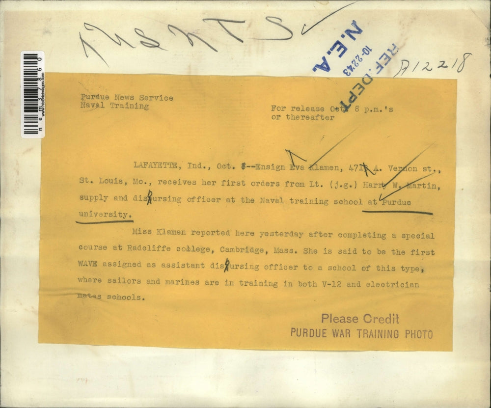 1943 Press Photo Eva Alamen Receives Her First Order From Lt Harry W. Martin