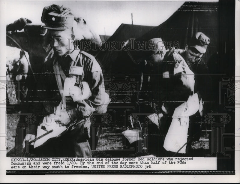Load image into Gallery viewer, 1954 Press Photo American GIs Delouse Red Soldiers Who Rejected Communism Freed

