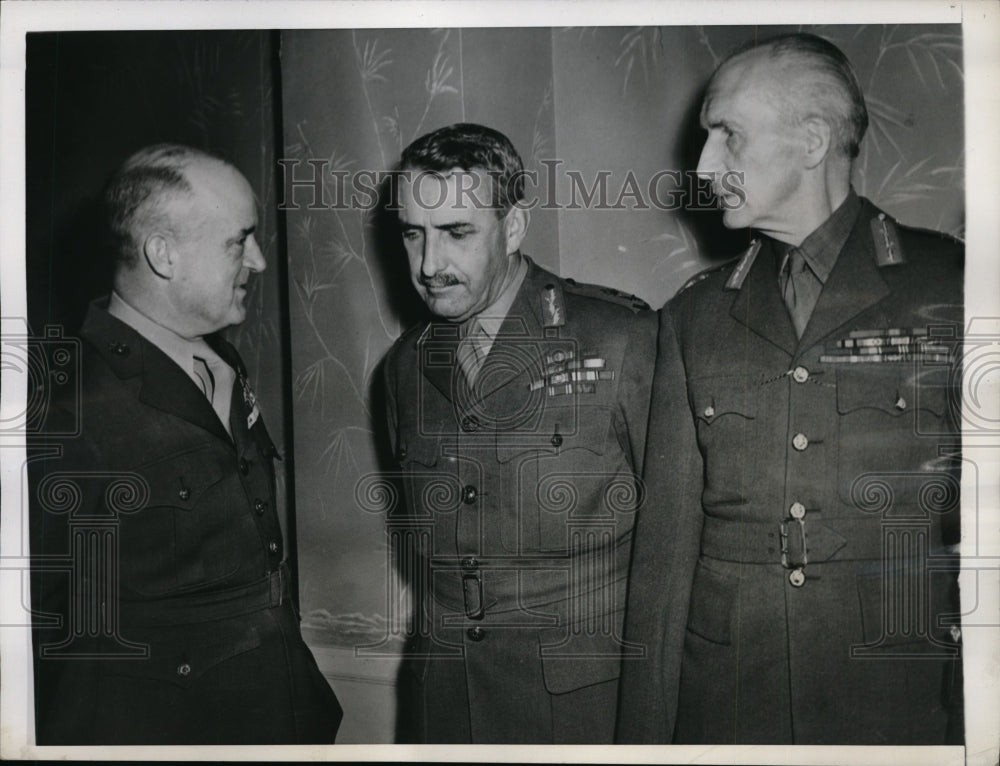 1944 Press Photo United Nations Military Attends Premiere of "Tunisian Victory"