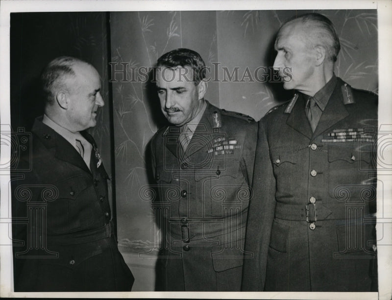 Load image into Gallery viewer, 1944 Press Photo United Nations Military Attends Premiere of "Tunisian Victory"
