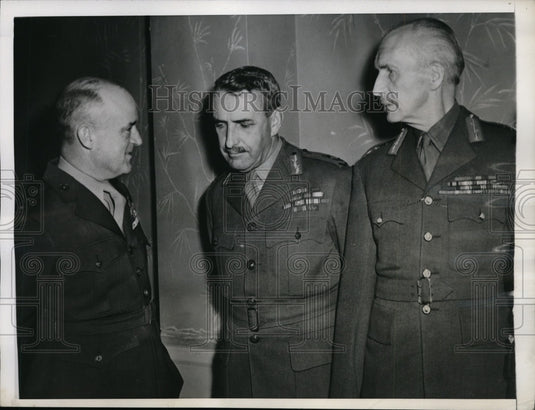 1944 Press Photo United Nations Military Attends Premiere of "Tunisian Victory"