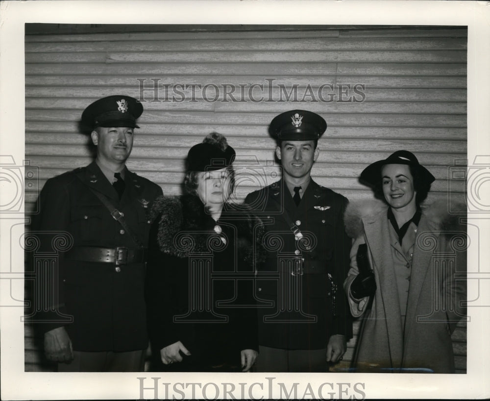 1941 Press Photo Major S.T. Smith & Lt Smith Jr of the US Air Corps with Wives- Historic Images