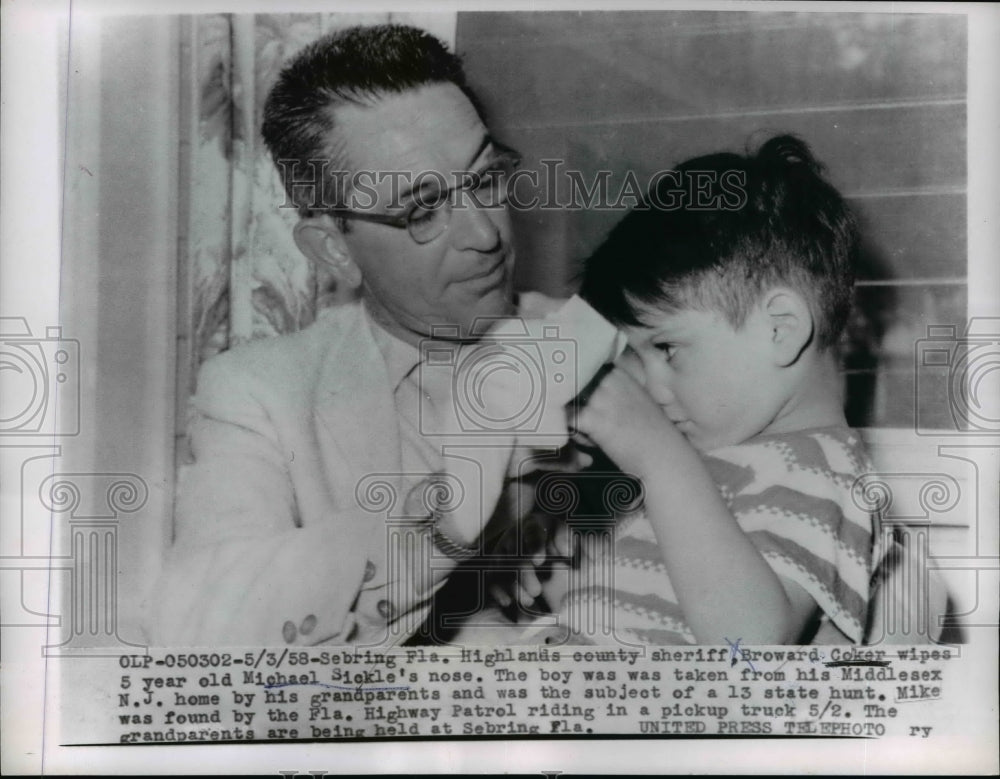 1958 Press Photo Highland's County Sheriff Broward Coker Wipes Michael Sickle