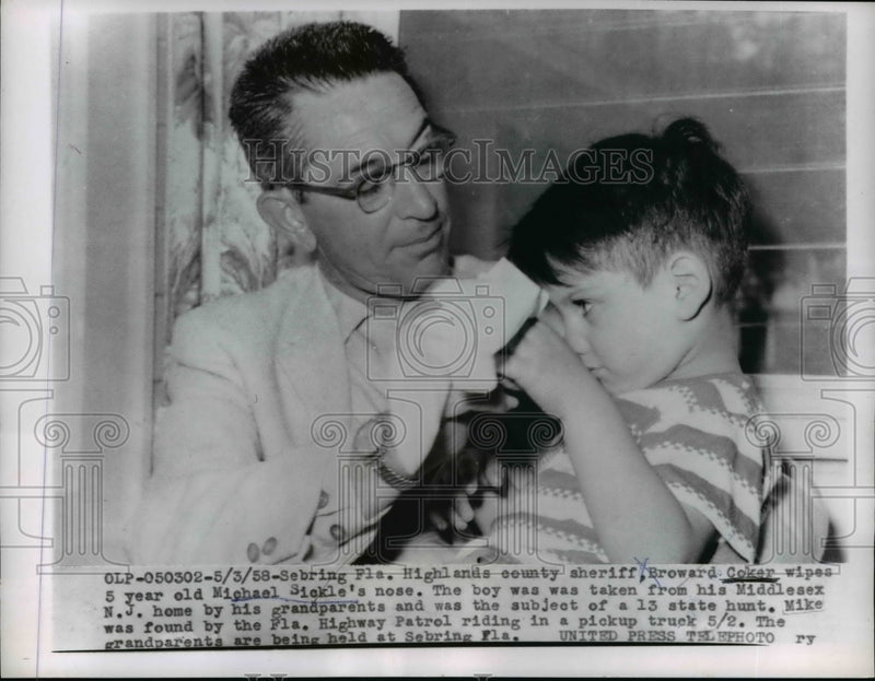 Load image into Gallery viewer, 1958 Press Photo Highland's County Sheriff Broward Coker Wipes Michael Sickle

