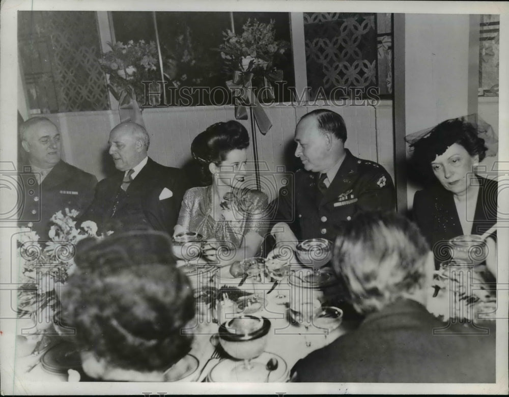 1946 Press Photo Maj Gen William Porter at Hotel Pierre Reception - nem38728