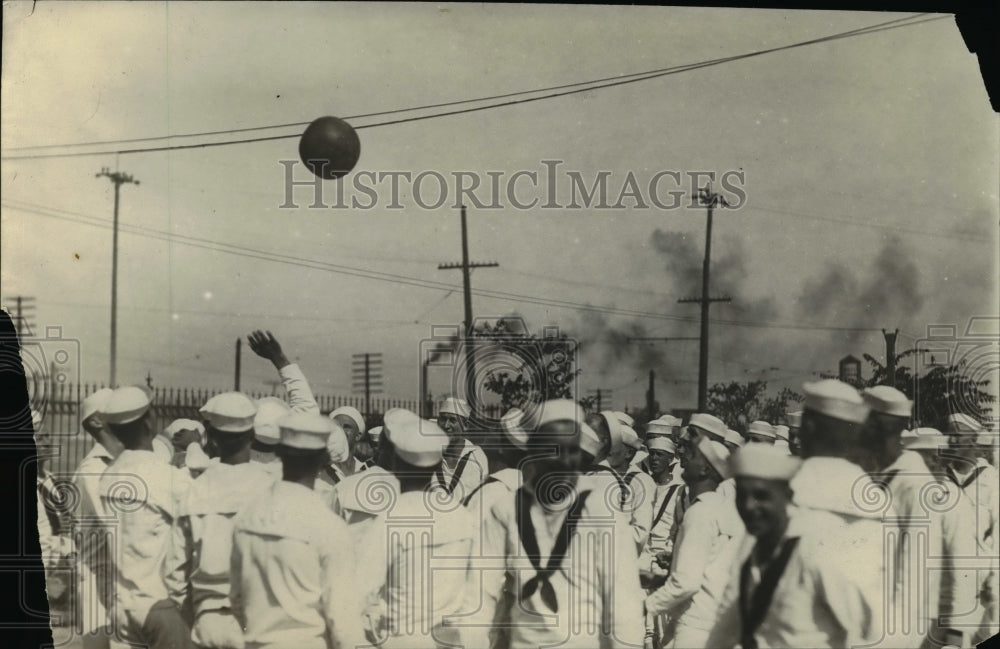 1918 Press Photo US Navy sailors play a ball game at a base - nem38791