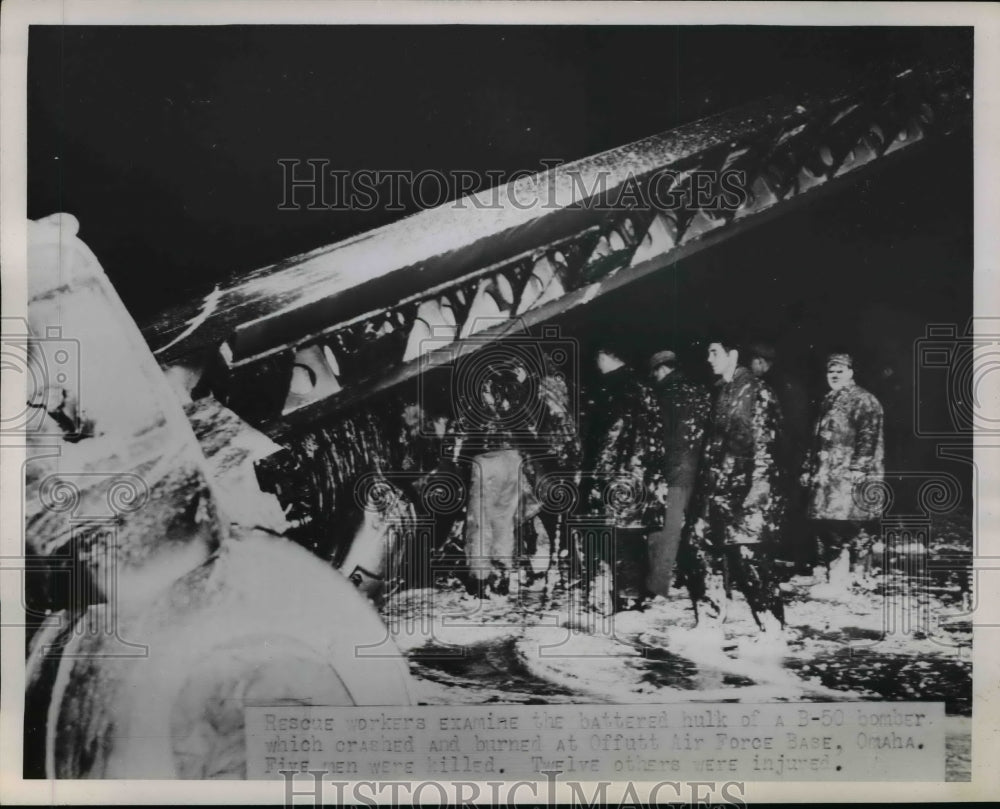 1952 Press Photo Rescue Workers Examine Battered Hulk of Crashed B-50 Bomber
