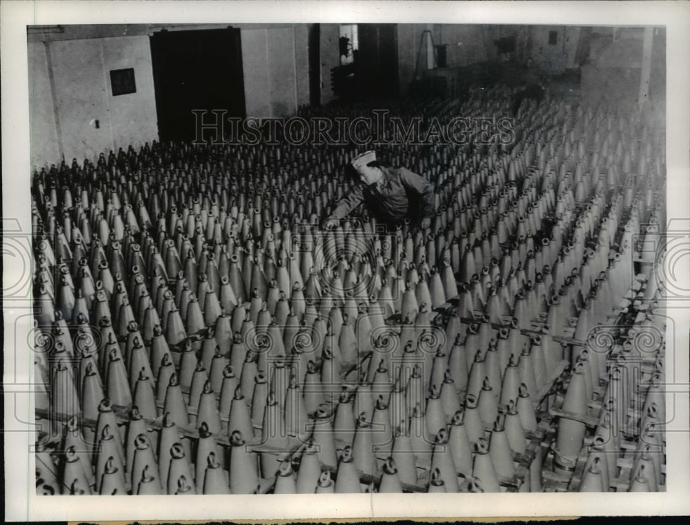 1943 Press Photo Gas shells to be used in chemical warefare - nem38970