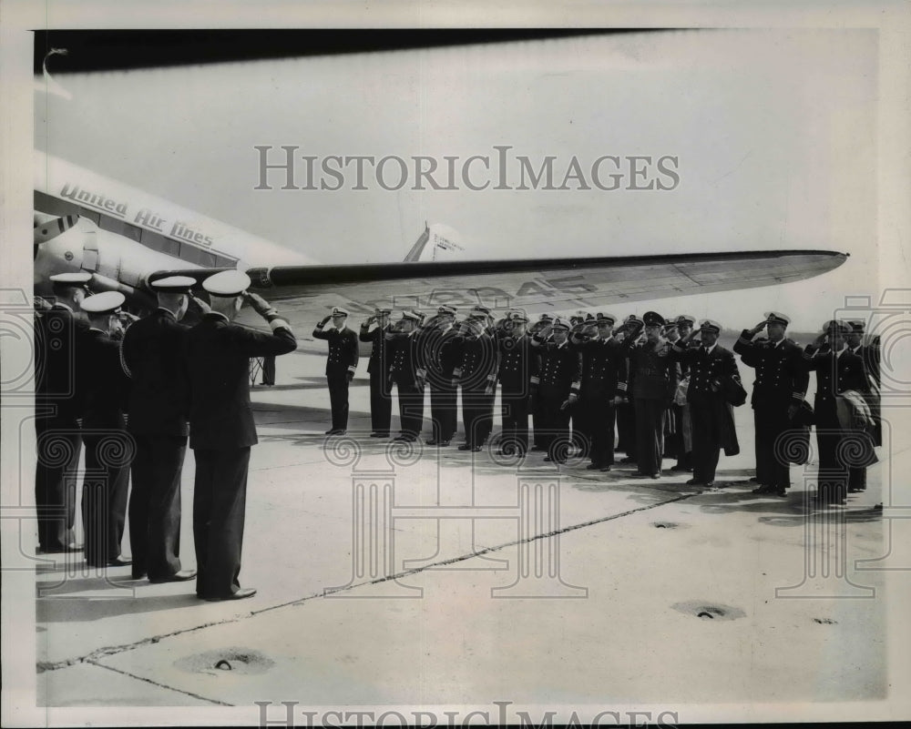 1941 Press Photo US Navy Officers salute Latin Navy Chiefs - nem39017