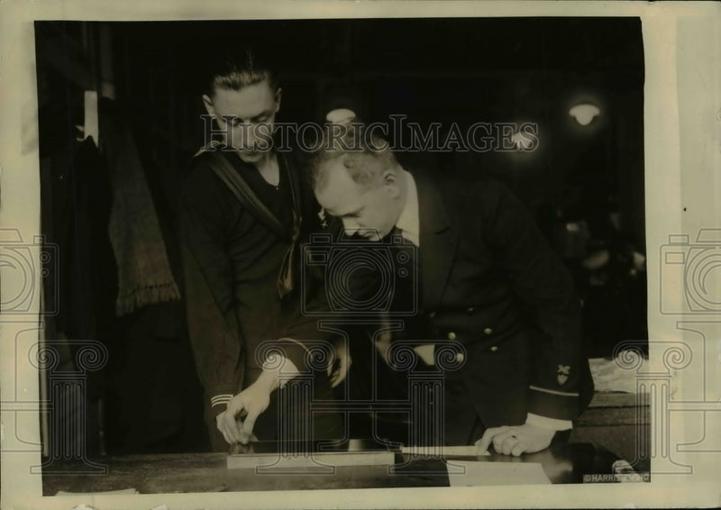 Load image into Gallery viewer, 1923 Press Photo Coast Guard Pay clerk John Shaw with new fingerprint ID system
