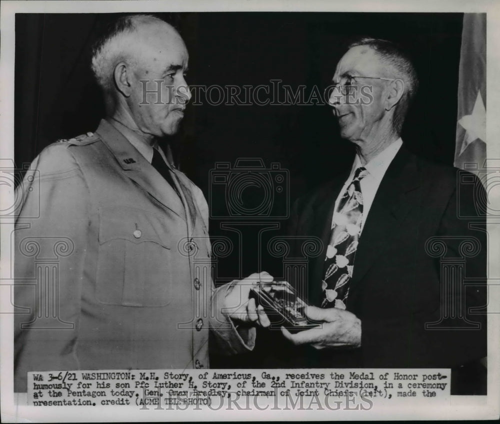 1951 Press Photo DC MH Story recieve Medal of Honor for his son Pfc Luther Story