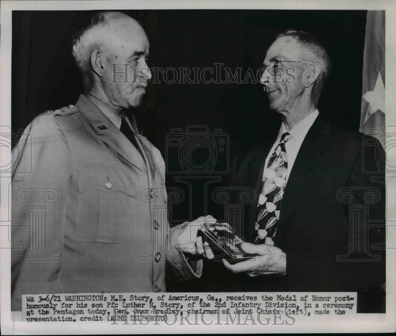 Load image into Gallery viewer, 1951 Press Photo DC MH Story recieve Medal of Honor for his son Pfc Luther Story
