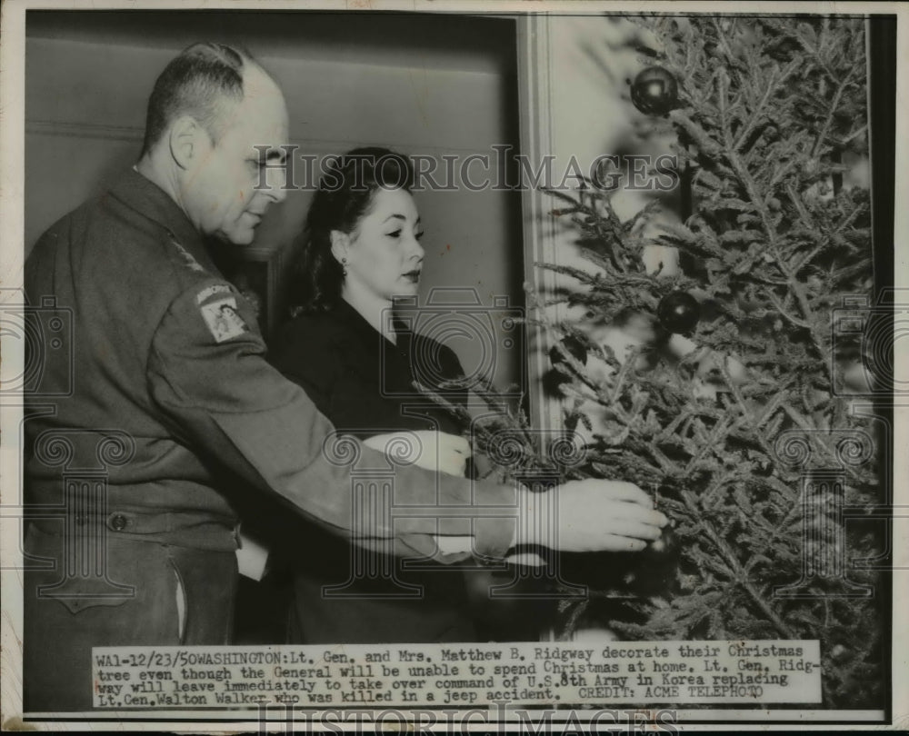 1950 Press Photo Lt Gen & Mrs Matthew Ridgeway decorate Christmas Tree